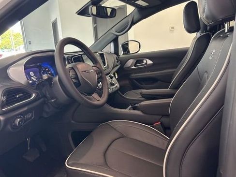 New 2026 Chrysler Pacifica Limited image 13