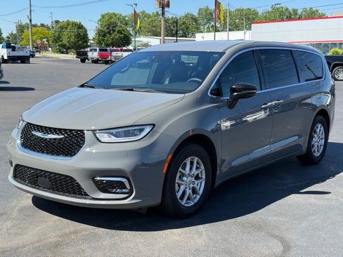 Used 2025 Chrysler Pacifica Select FWD image 4