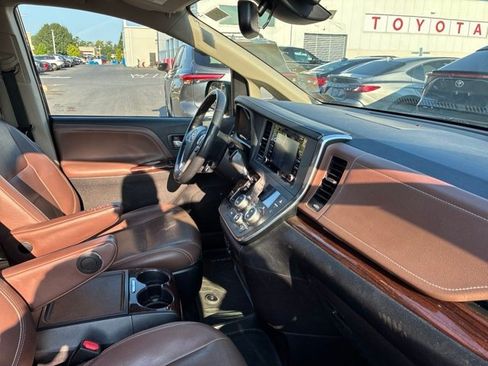 Used 2018 Toyota Sienna Limited Premium AWD/4WD image 24