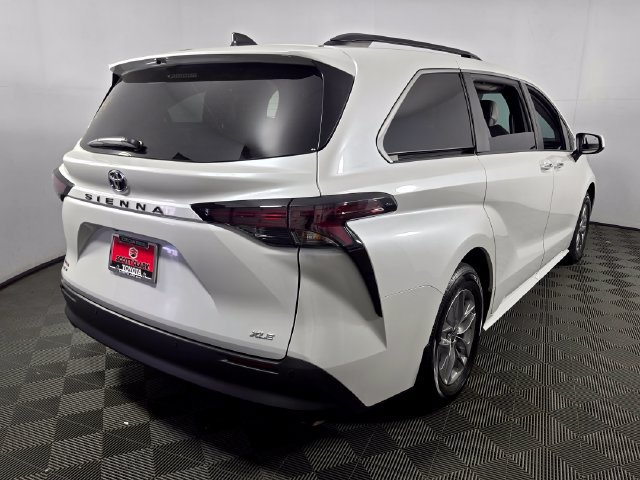 Used 2026 Toyota Sienna XLE FWD image 8