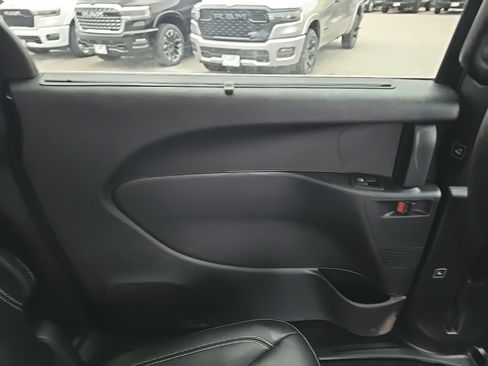 Used 2025 Chrysler Pacifica Select image 13