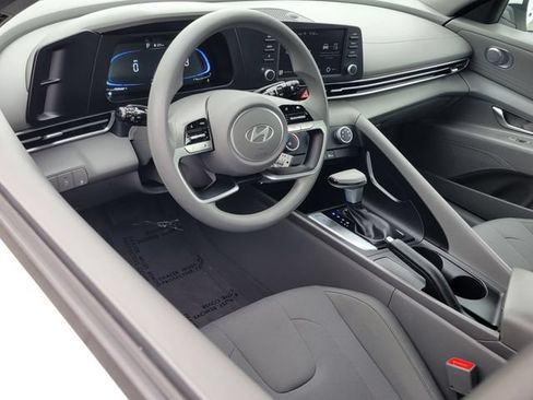 Used 2025 Hyundai Elantra SE FWD image 5