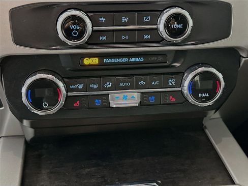 Used 2022 Ford F250 Lariat w/ Black Appearance Package image 9