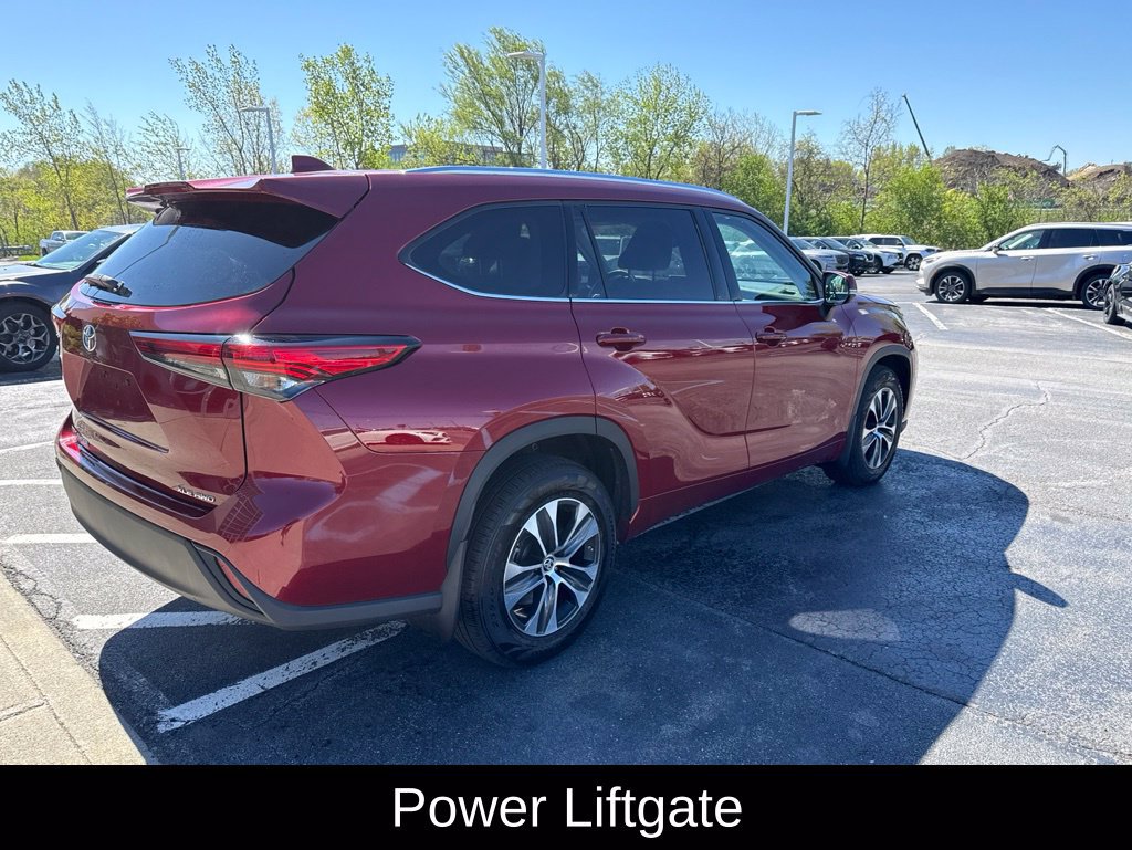 Used 2021 Toyota Highlander XLE AWD/4WD image 3