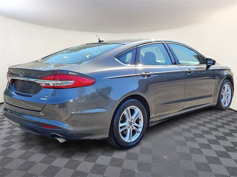 Used 2018 Ford Fusion SE w/ Fusion SE Technology Package image 4