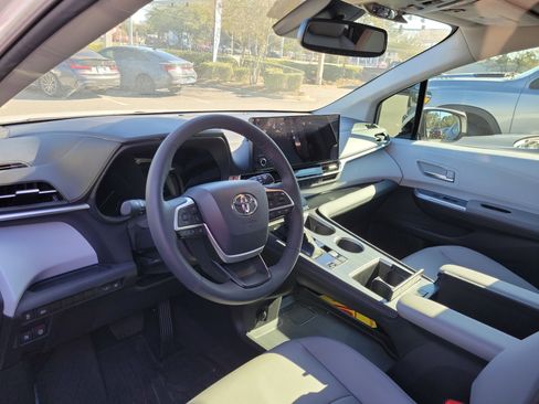 Used 2025 Toyota Sienna XLE image 27
