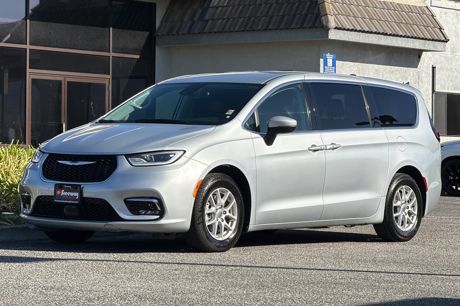 Used 2023 Chrysler Pacifica Touring-L FWD image 9