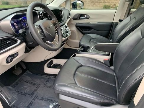 Used 2024 Chrysler Pacifica Touring-L image 11