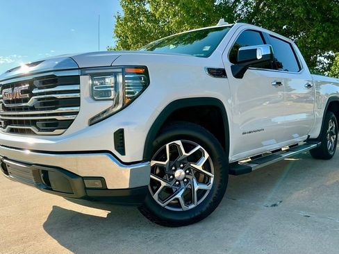 Used 2022 GMC Sierra 1500 SLT w/ SLT Convenience Package AWD/4WD image 2