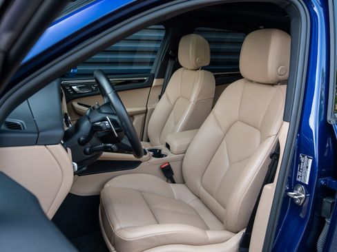 Used 2023 Porsche Macan AWD/4WD image 5