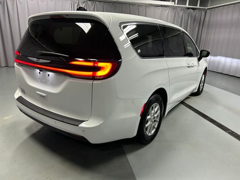 Used 2026 Chrysler Pacifica Select image 7