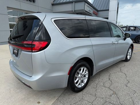 Used 2023 Chrysler Pacifica Touring-L FWD image 5