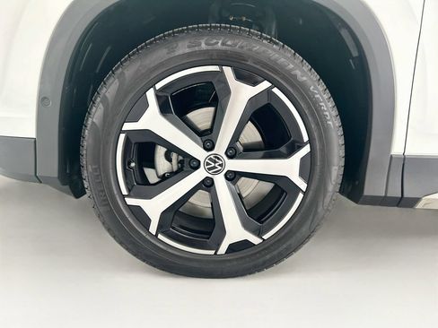 Used 2025 Volkswagen Tiguan SE FWD image 28