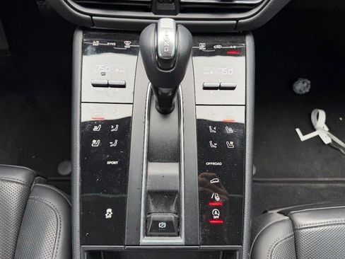 Used 2023 Porsche Macan Turbo image 17