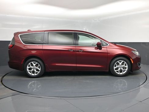Used 2020 Chrysler Pacifica Touring w/ Tire & Wheel Group FWD image 2