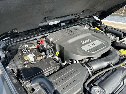 Used 2015 Jeep Wrangler Unlimited Rubicon w/ Connectivity Group image 25