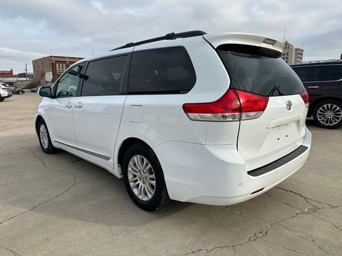 Used 2013 Toyota Sienna XLE w/ Entertainment Pkg image 3