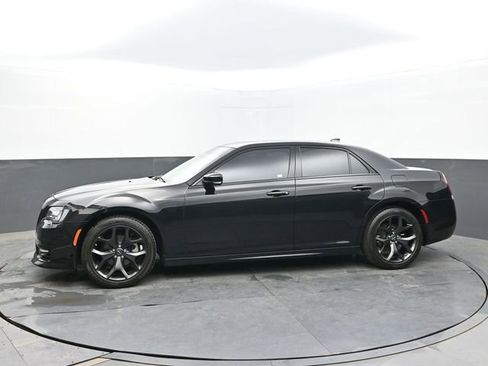 Used 2023 Chrysler 300 Touring L w/ Comfort Group RWD image 2