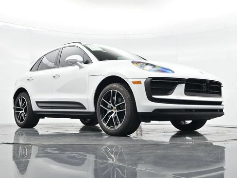 Certified 2025 Porsche Macan AWD/4WD image 24