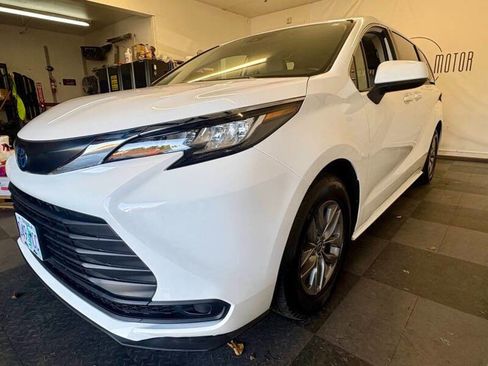 Used 2022 Toyota Sienna LE image 6