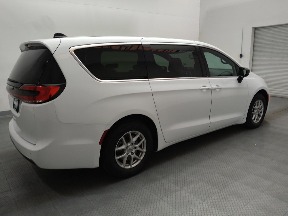 Used 2025 Chrysler Pacifica Select FWD image 10