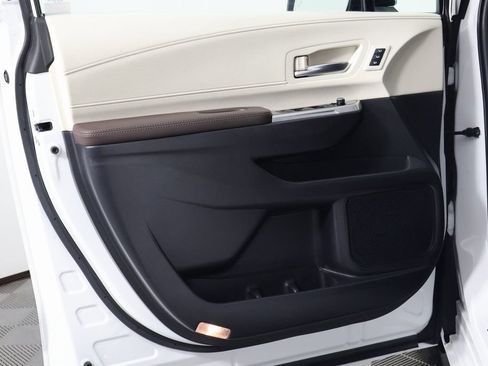 Used 2024 Toyota Sienna Platinum FWD image 13