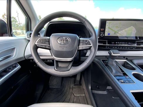 Used 2025 Toyota Sienna XLE w/ XLE Plus Package image 6