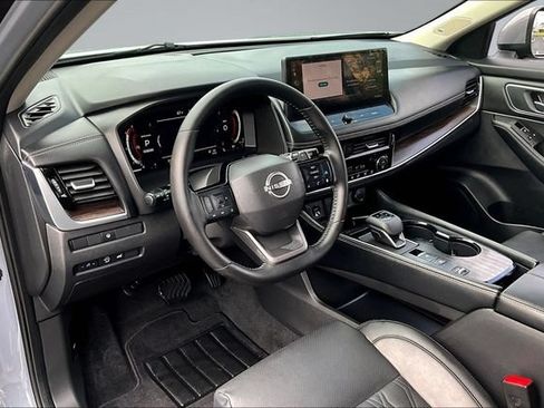 Used 2025 Nissan Rogue Platinum FWD image 17