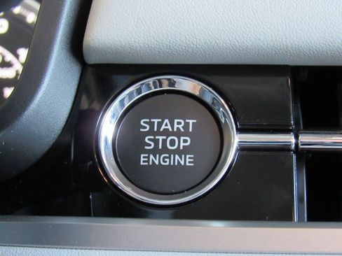 New 2025 Mitsubishi Outlander SE image 17