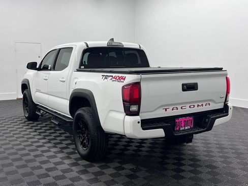 Used 2018 Toyota Tacoma TRD Off-Road AWD/4WD image 3