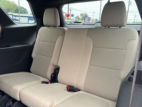 Used 2023 Chevrolet Traverse LS image 28