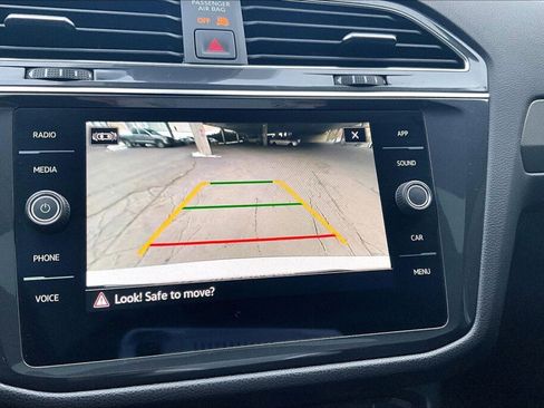 Used 2022 Volkswagen Tiguan SE image 9