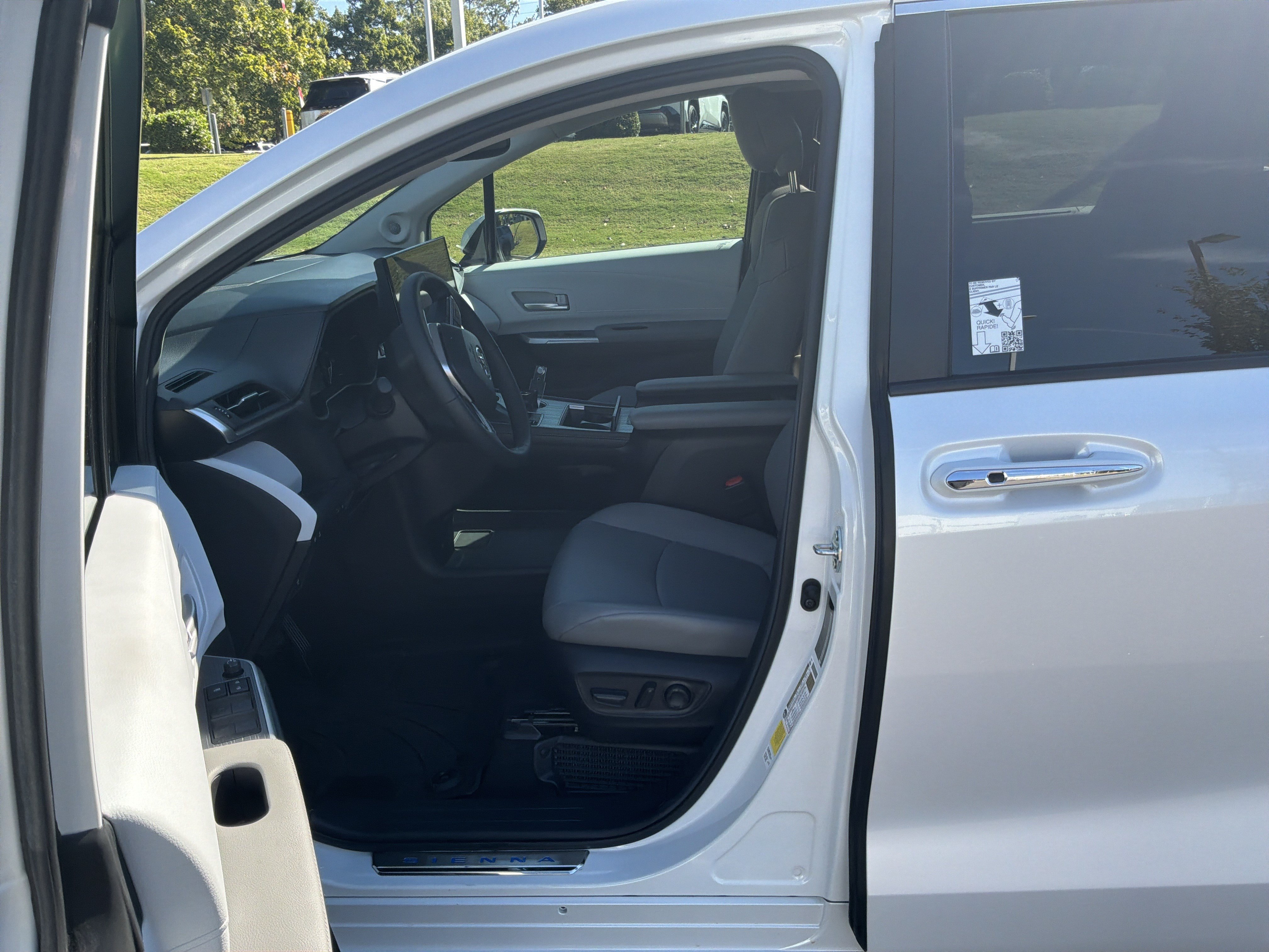 Used 2026 Toyota Sienna XLE FWD image 16