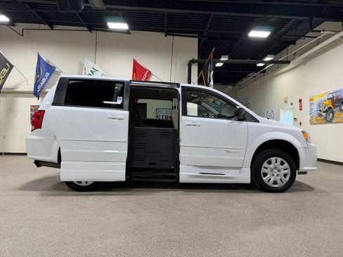 Used 2015 Dodge Grand Caravan SE w/ Quick Order Package 29E SE FWD image 16