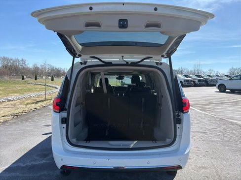 Used 2023 Chrysler Pacifica Limited image 10