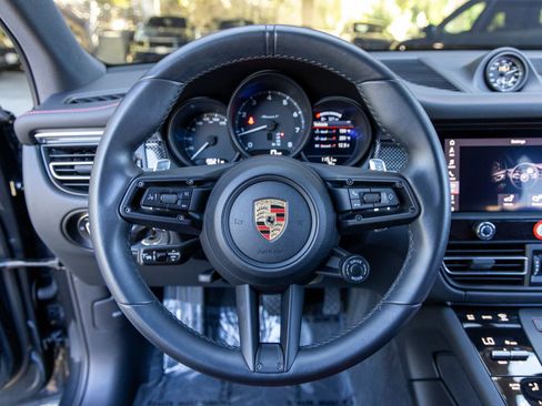 Used 2023 Porsche Macan Turbo image 32