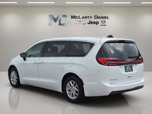 Used 2025 Chrysler Pacifica Select FWD image 4