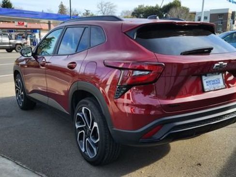 Used 2024 Chevrolet Trax RS w/ Sunroof Package image 3