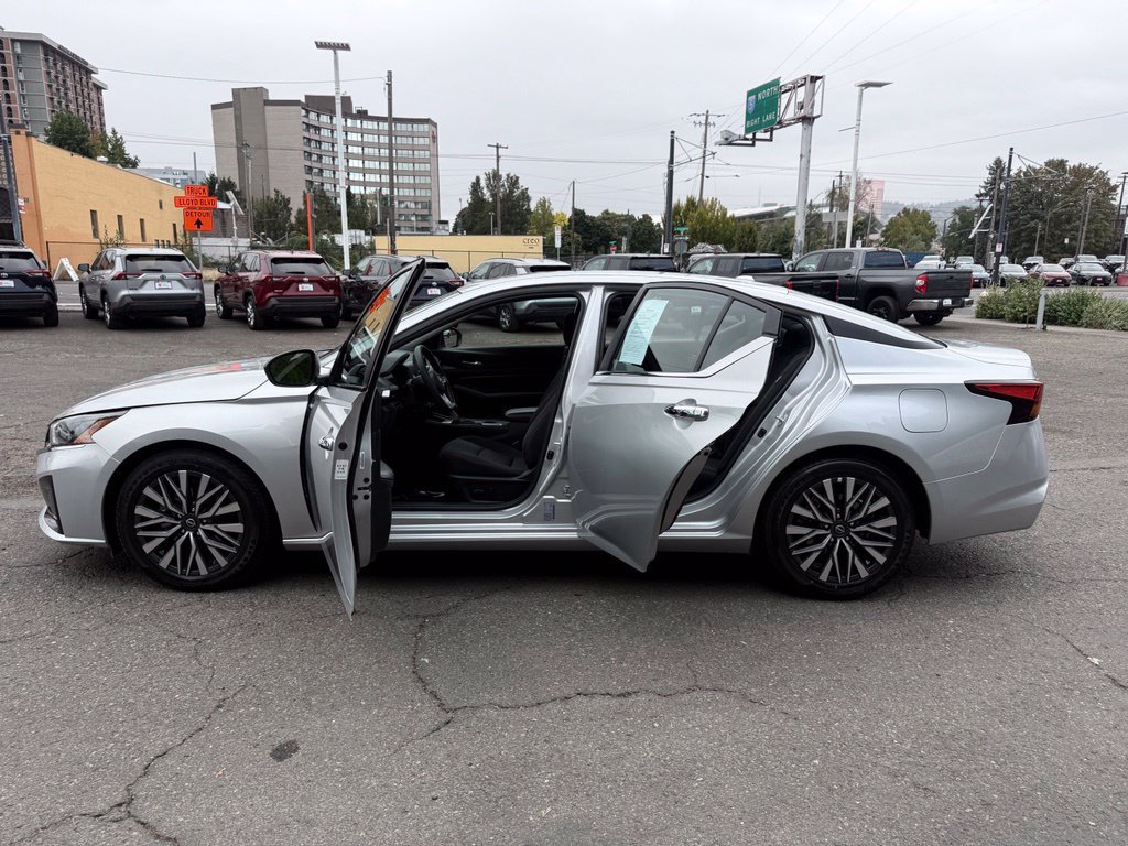Used 2025 Nissan Altima 2.5 SV FWD image 17