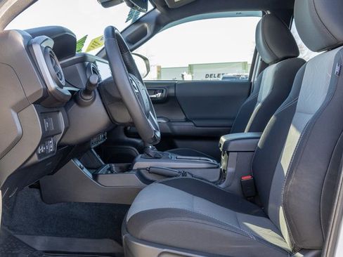 Used 2022 Toyota Tacoma TRD Off-Road image 6