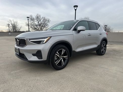 Certified 2025 Volvo XC40 B5 Core image 3