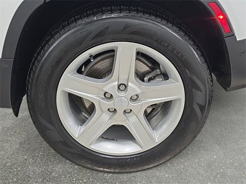 Used 2023 Land Rover Defender 130 SE image 33