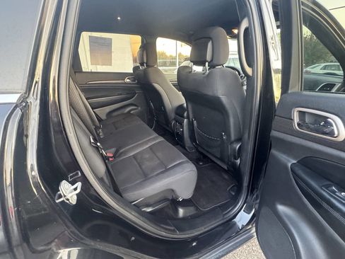 Used 2017 Jeep Grand Cherokee Laredo w/ Quick Order Package 23E image 12