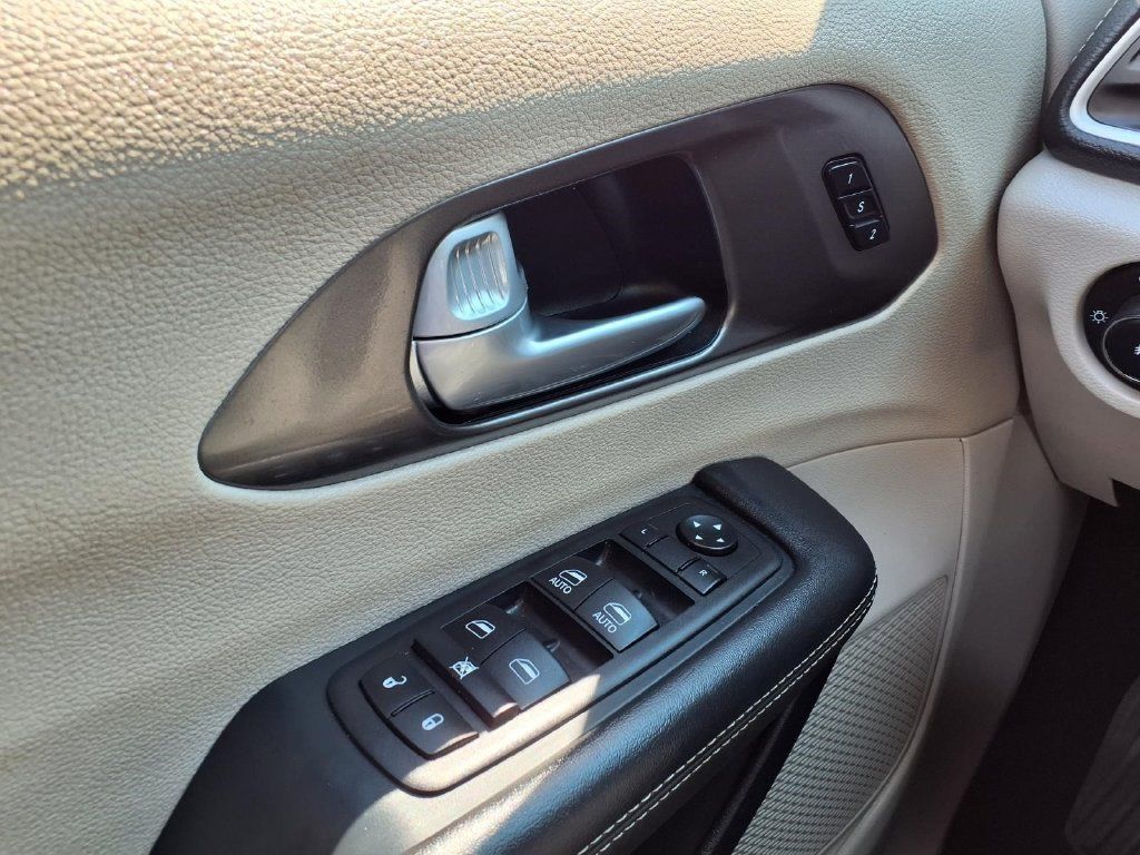 Used 2024 Chrysler Pacifica Limited FWD image 19