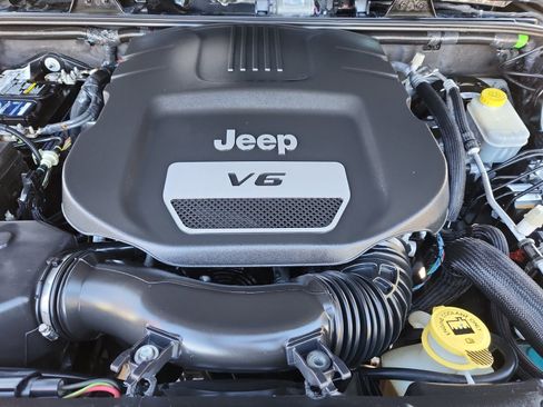 Used 2017 Jeep Wrangler Rubicon w/ Power Convenience Group image 21