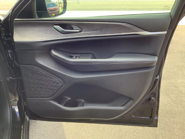 Used 2024 Jeep Grand Cherokee Limited RWD image 38