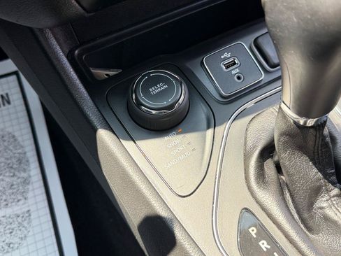 Used 2019 Jeep Cherokee Latitude Plus w/ Comfort/Convenience Group AWD/4WD image 53