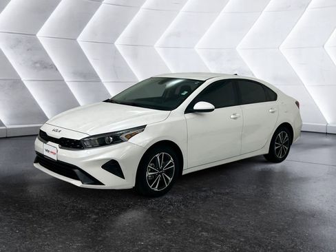 Used 2024 Kia Forte LXS image 3