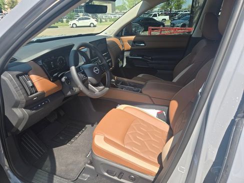 New 2026 Nissan Pathfinder Platinum FWD image 9