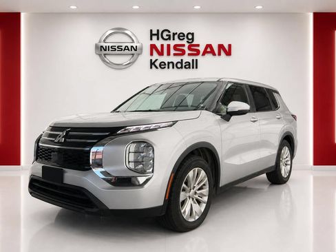 Used 2025 Mitsubishi Outlander ES FWD image 3